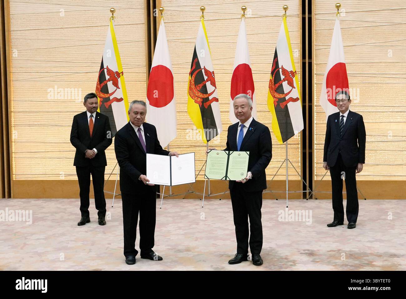 11. März 2024, Tokio, Japan: Tokio (Japan), 11.03.2024.- Kronprinz von Brunei Darussalam, Al-Muhtadee Billah (L) und Japan'Äôs Premierminister Fumio Kishida (R), begleiten ihre Beamten während der Zeremonie des Briefwechsels im Büro des Premierministers'Äôs in Tokio, Japan, 11. März 2024. (Japón, Tokio) (Foto: © Hiro Komae/POOL via ZUMA Press Wire) Stockfoto