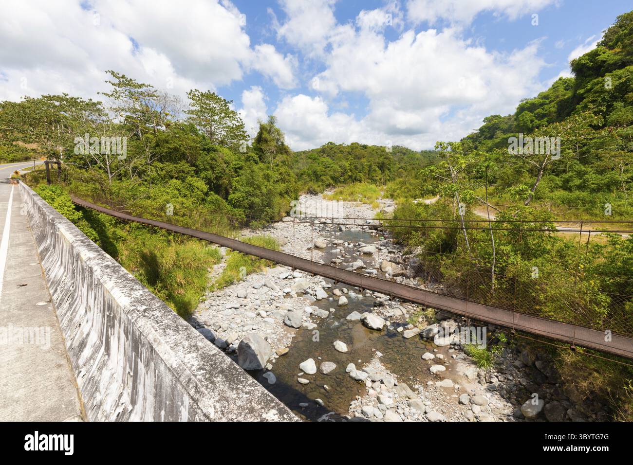 Panama, Piedra Creek im Sommer. Hängebrücke für Fußgänger und Panoramablick Stockfoto