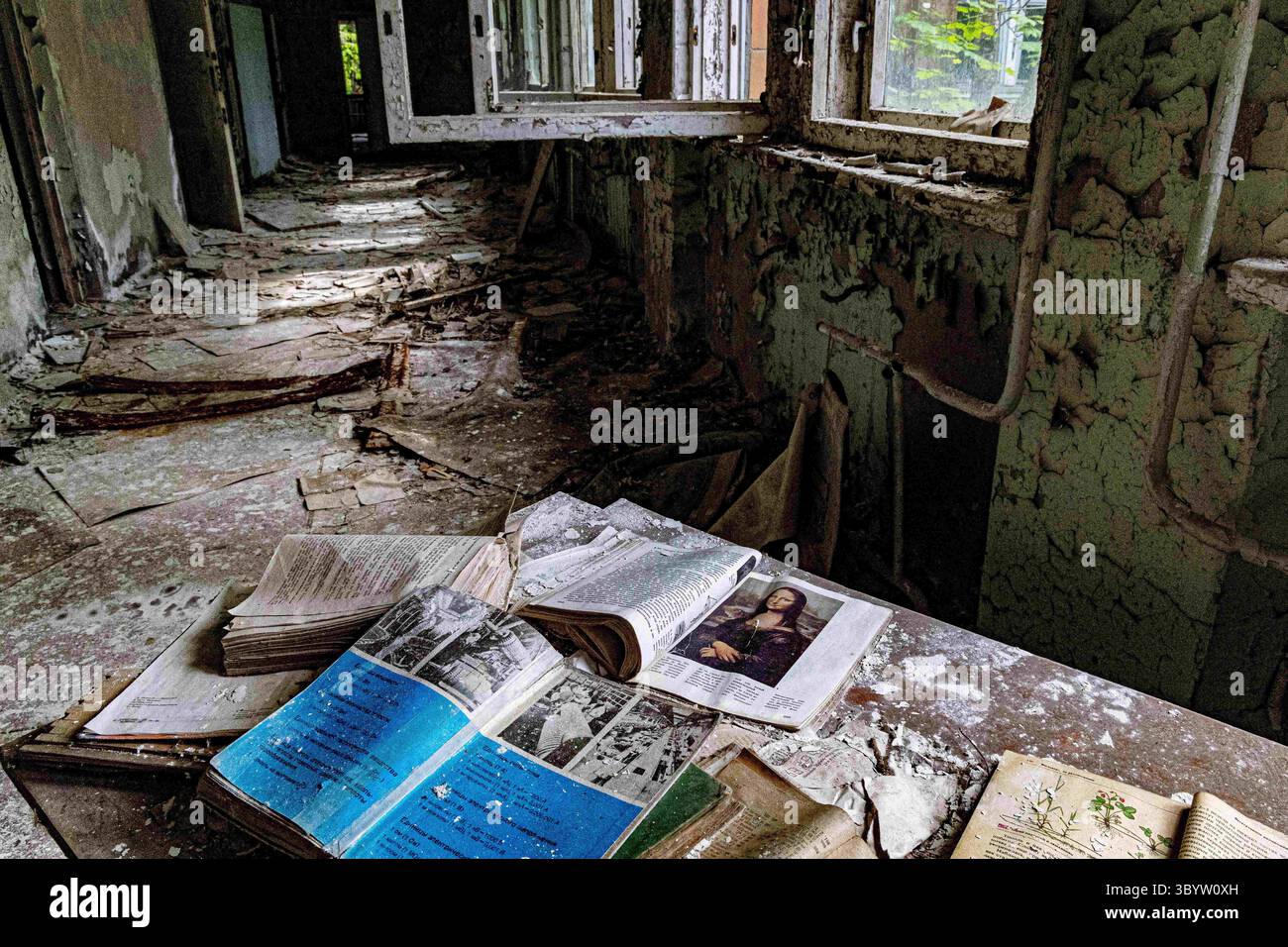 5. Mai 2023, Pripyat, Kiew Oblast, Ukraine: Ein Flur innerhalb der Grundschule Nr. 3 und Schülerbücher auf einem Tisch verteilt, von denen eines ein Porträt der Mona Lisa zeigt. (Foto: © Gabriel Romero/ZUMA Press Wire) Stockfoto
