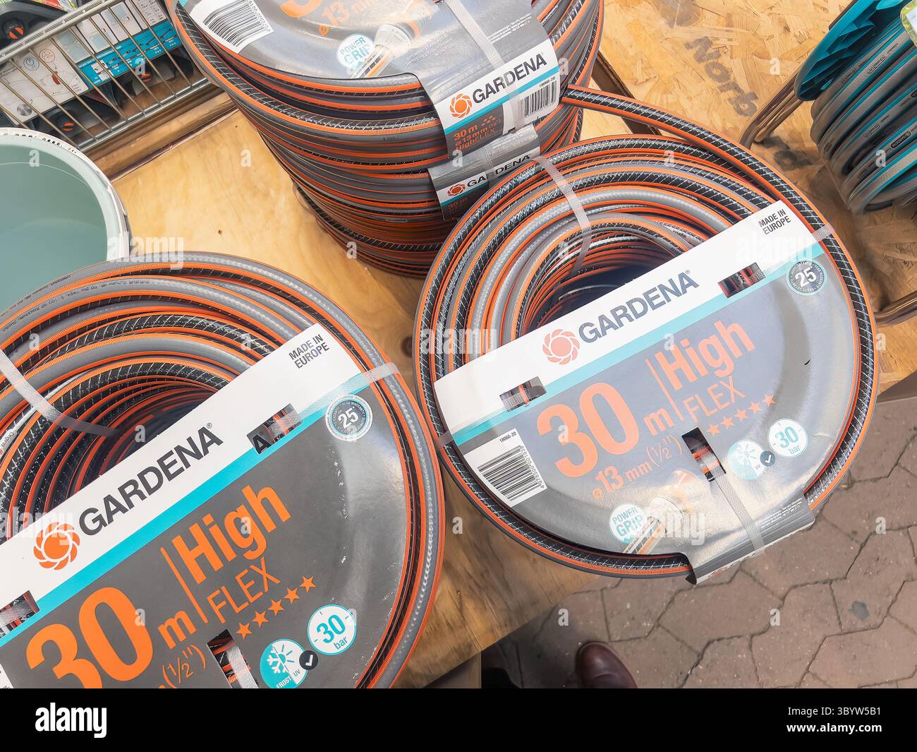 Porsgrunn, Norwegen - 06. April 2025: GARDENA Gartenschläuche sind im Geschäft ordentlich angeordnet, mit leuchtenden Farben und einer haltbaren Verpackung für effektives Wasser Stockfoto