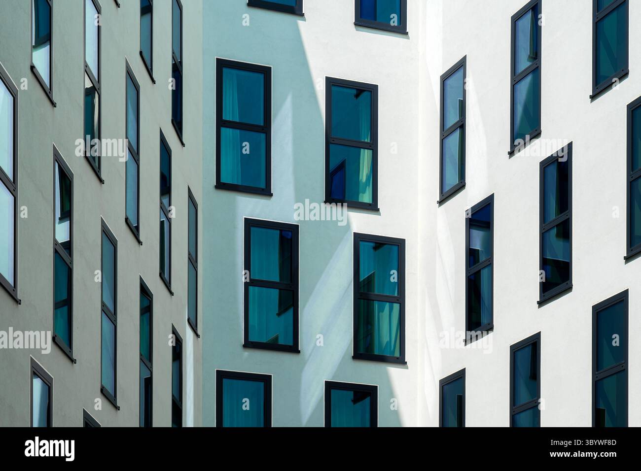 Wohngebäude mit versetzten modernen Fenstern und minimaler Fassade Stockfoto
