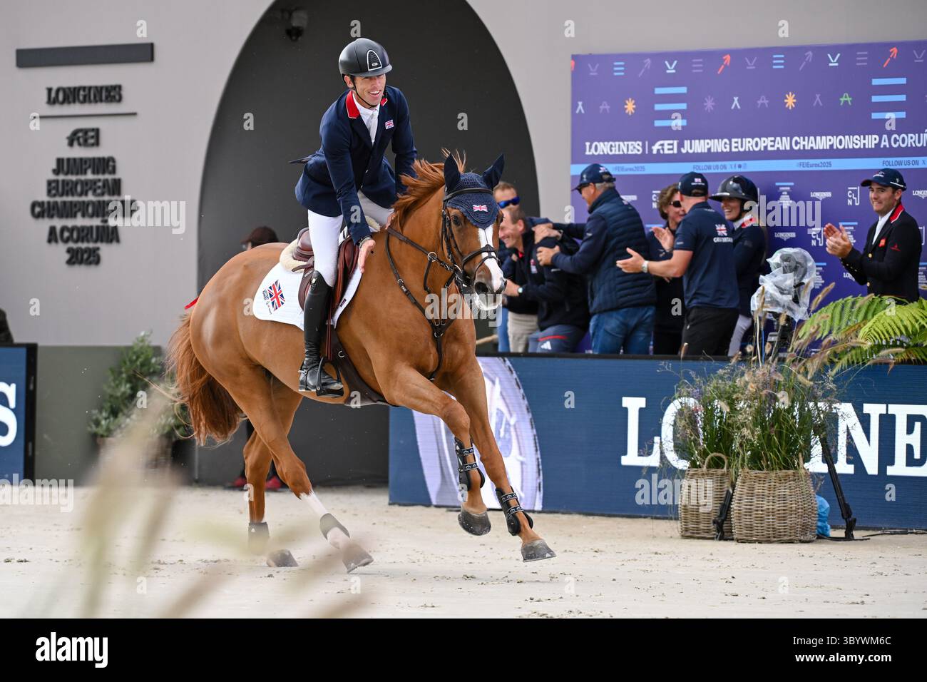 Galicien, Spanien. Juli 2025. FEI Jumping Europameisterschaft, A Coruña, Galicien, Spanien. Juli 2025. Scott BRASH (GBR) reitet HELLO FOLIE in der Longines FEI Jumping Europameisterschaft Dritter Wettbewerb - Einzelfinale, Runde B, während der Longines FEI Europameisterschaften, die vom 16. Bis 20. Juli 2025 im Casas Novas in der Nähe Eines Coruña in Galicien in Spanien ausgetragen wurden. Credit: Peter Nixon / Alamy Live News Credit: Peter Nixon/Alamy Live News Stockfoto