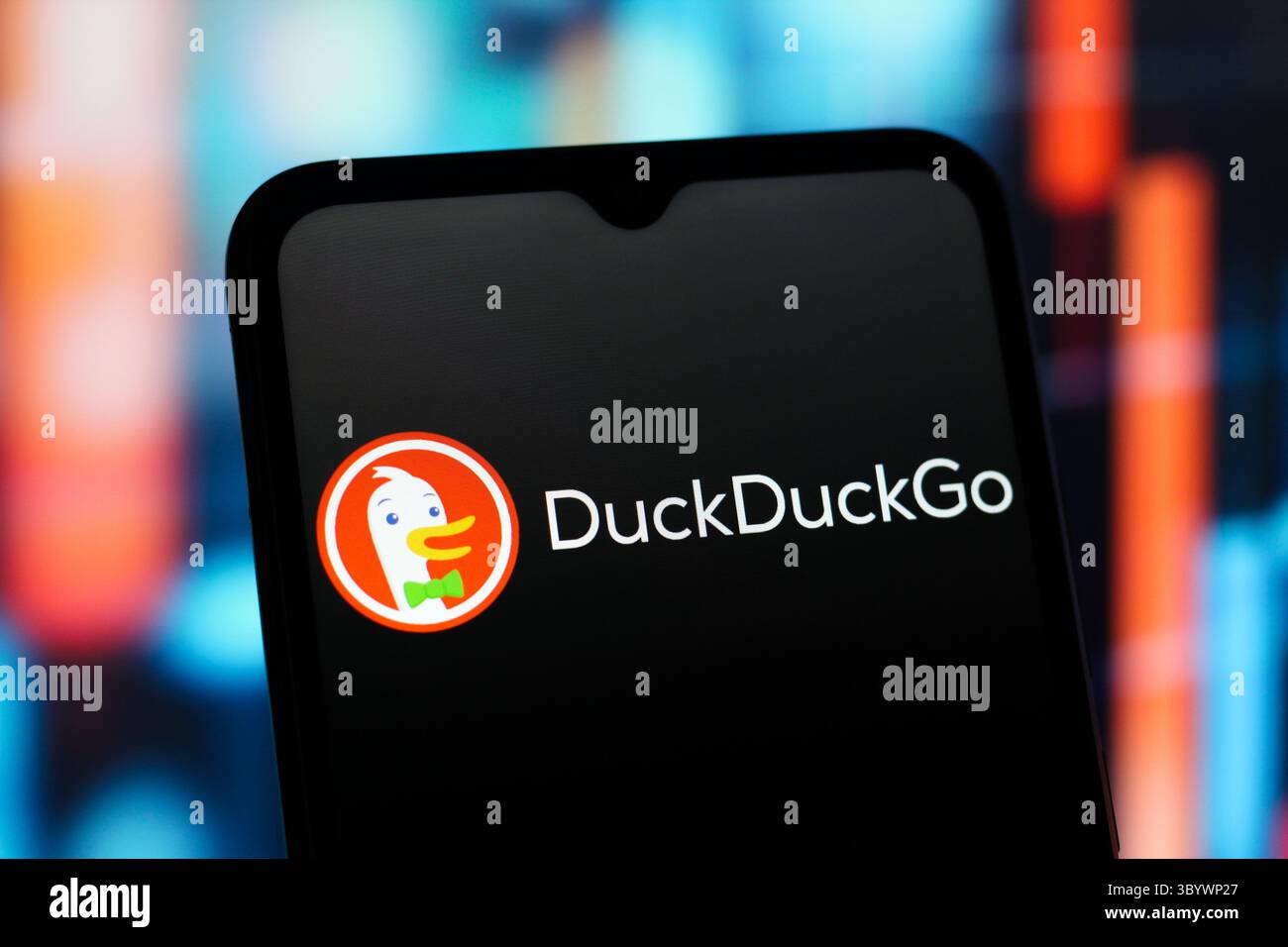 In dieser Fotoabbildung wird das DuckDuckGo (Duck Duck Go)-Logo auf einem Smartphone-Bildschirm angezeigt. Stockfoto
