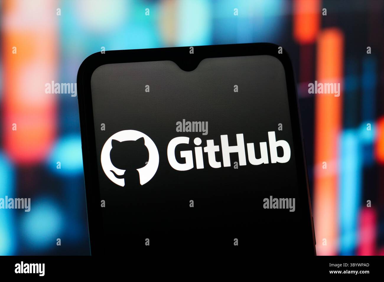 In dieser Abbildung wird das GitHub (Git Hub)-Logo auf einem Smartphone-Bildschirm angezeigt. Stockfoto