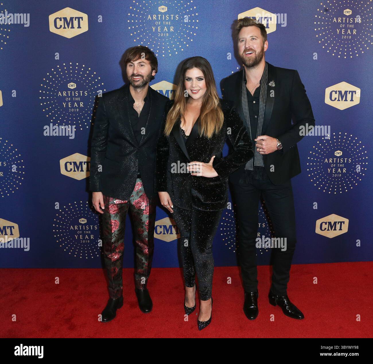 Oktober 2019, Nashville, Tennessee, Vereinigte Staaten: NASHVILLE, ZEHN – 16. OCT: (L-R) Dave Haywood, Hilary Scott, Charles Kelley von Lady Antebellum nahmen am 16. Oktober 2019 an den 2019 CMT Artists of the Year im Schermerhorn Symphony Center in Nashville, Tennessee Teil. Prominente nehmen an den CMT Artists of the Year Awards 2019 im Schermerhorn Symphony Center in Nashville, Tennessee, Teil. (Bild: © Debby Wong/ZUMA Press Wire) Stockfoto