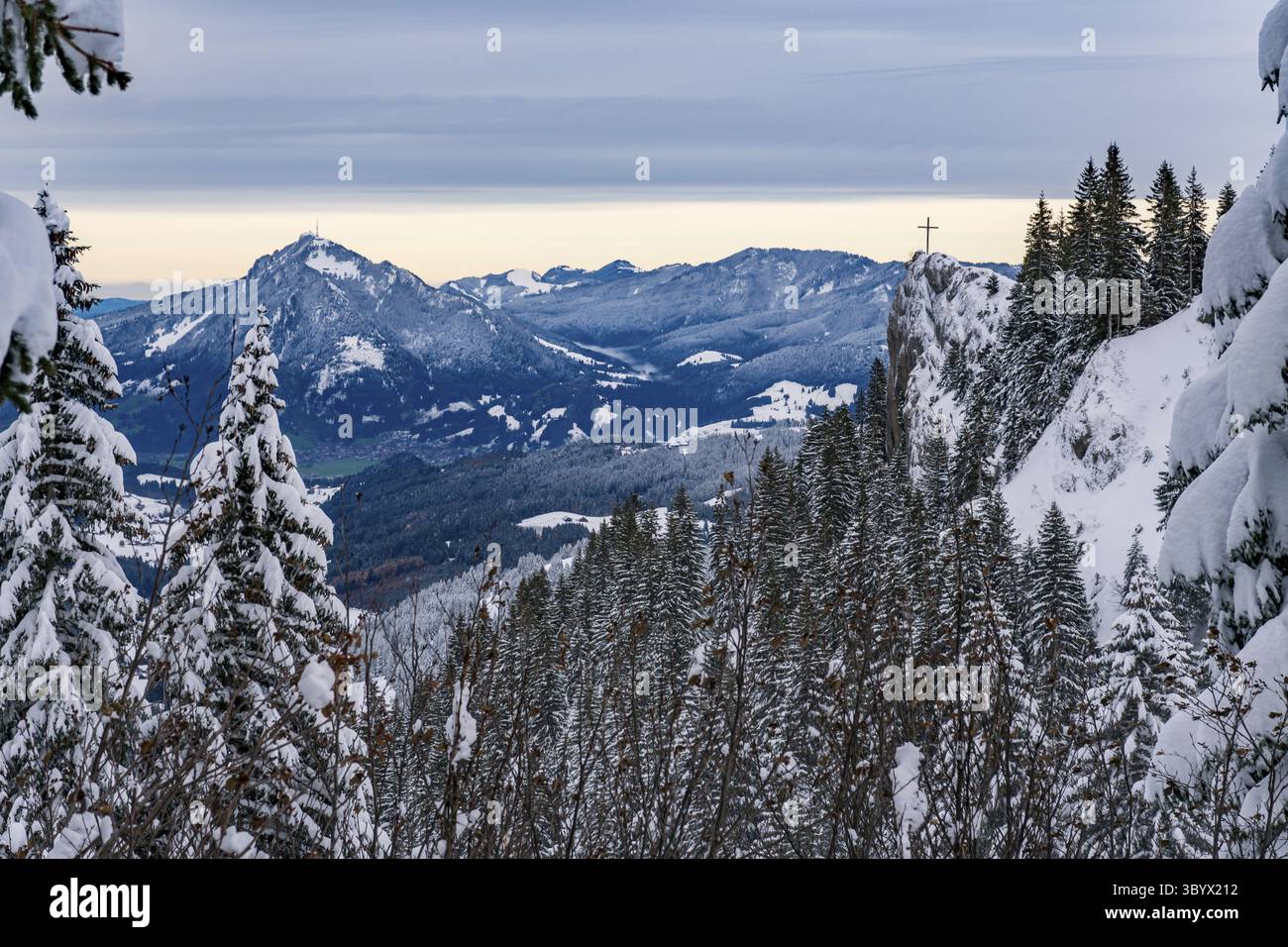 Anspruchsvolle Schneeschuhtour zum Tennenmooskopf auf der Nagelfluhkette in den Allgauer Alpen Stockfoto