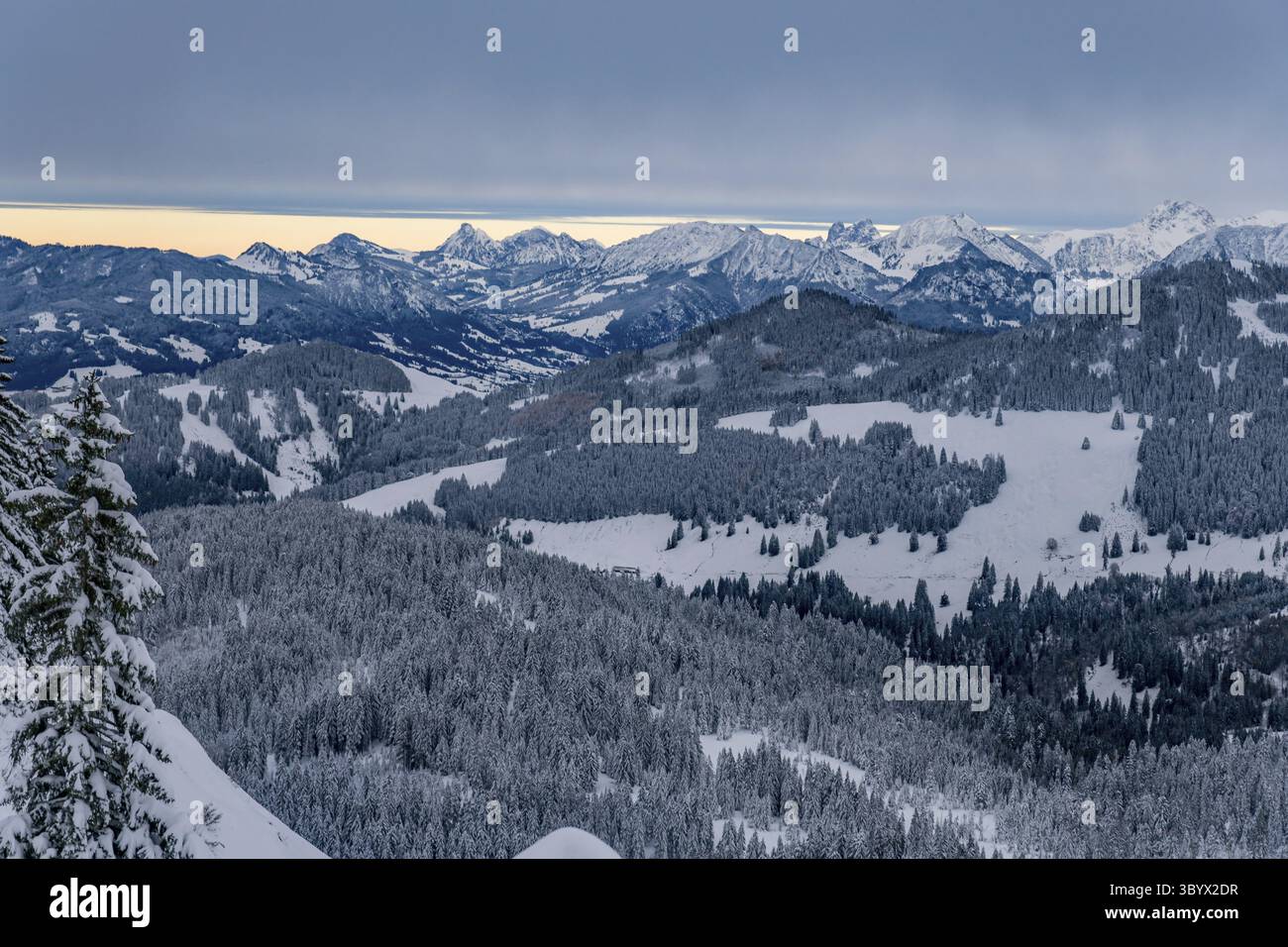 Anspruchsvolle Schneeschuhtour zum Tennenmooskopf auf der Nagelfluhkette in den Allgauer Alpen Stockfoto