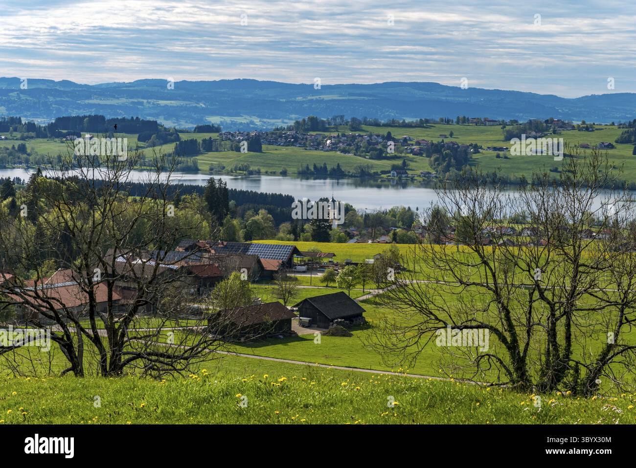 Schöne Wanderung entlang des Rottachsees mit Schluchtweg zur Burgkranzegg Ruine im Allgau Stockfoto