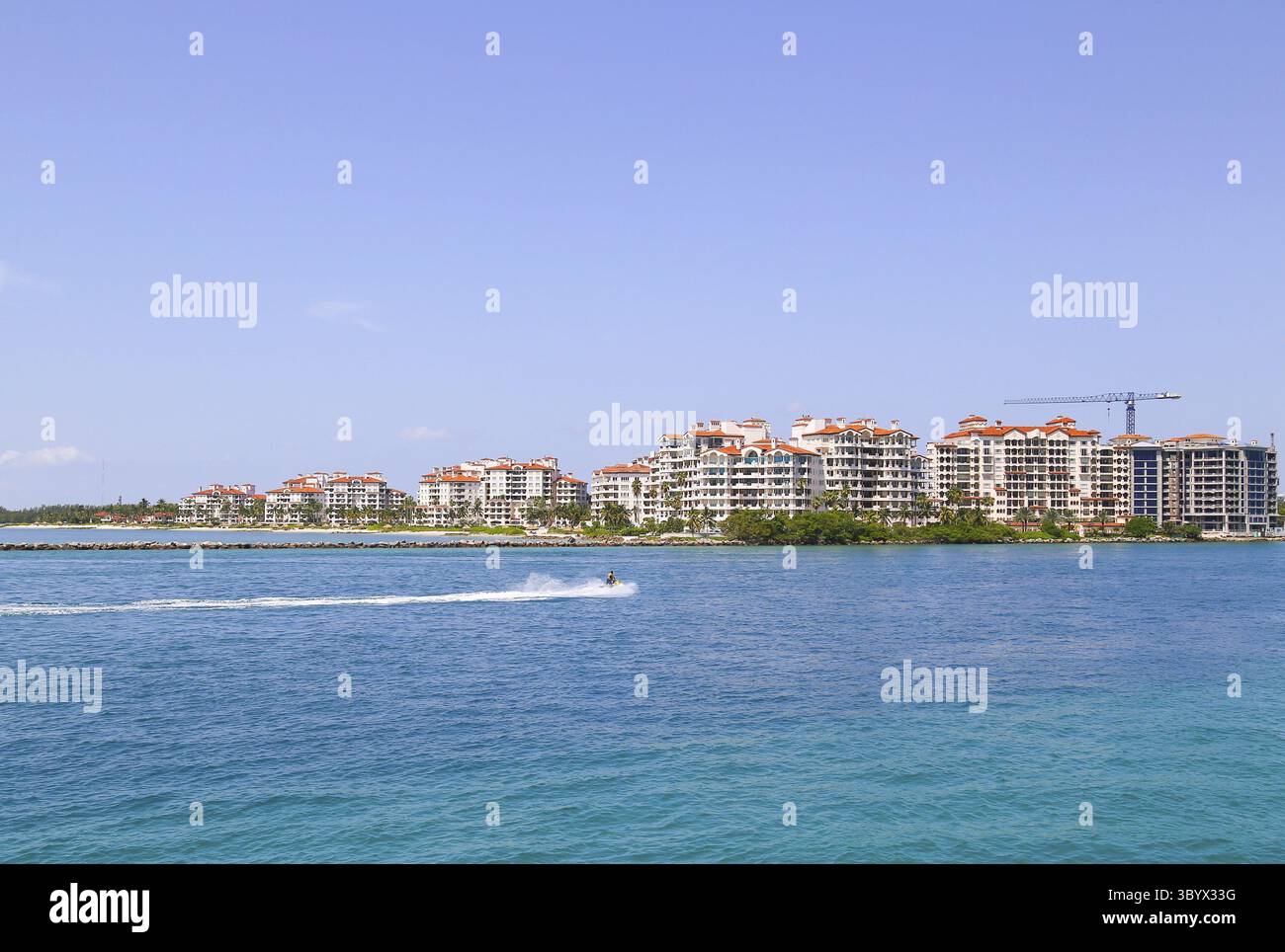 Miami Beach, USA - 9. Mai 2015: Blick auf Fisher Island mit Jet-Ski davor - blaues Wasser, blauer Himmel, Miami Beach, USA Stockfoto