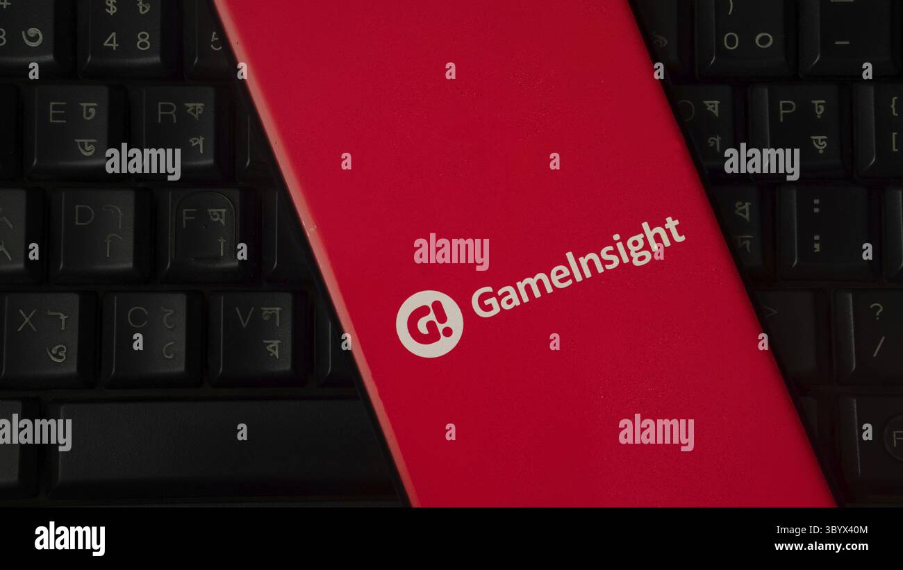 Rotes GameInsight Logo auf einer schwarzen Tastatur, das einen starken Kontrast bietet Stockfoto