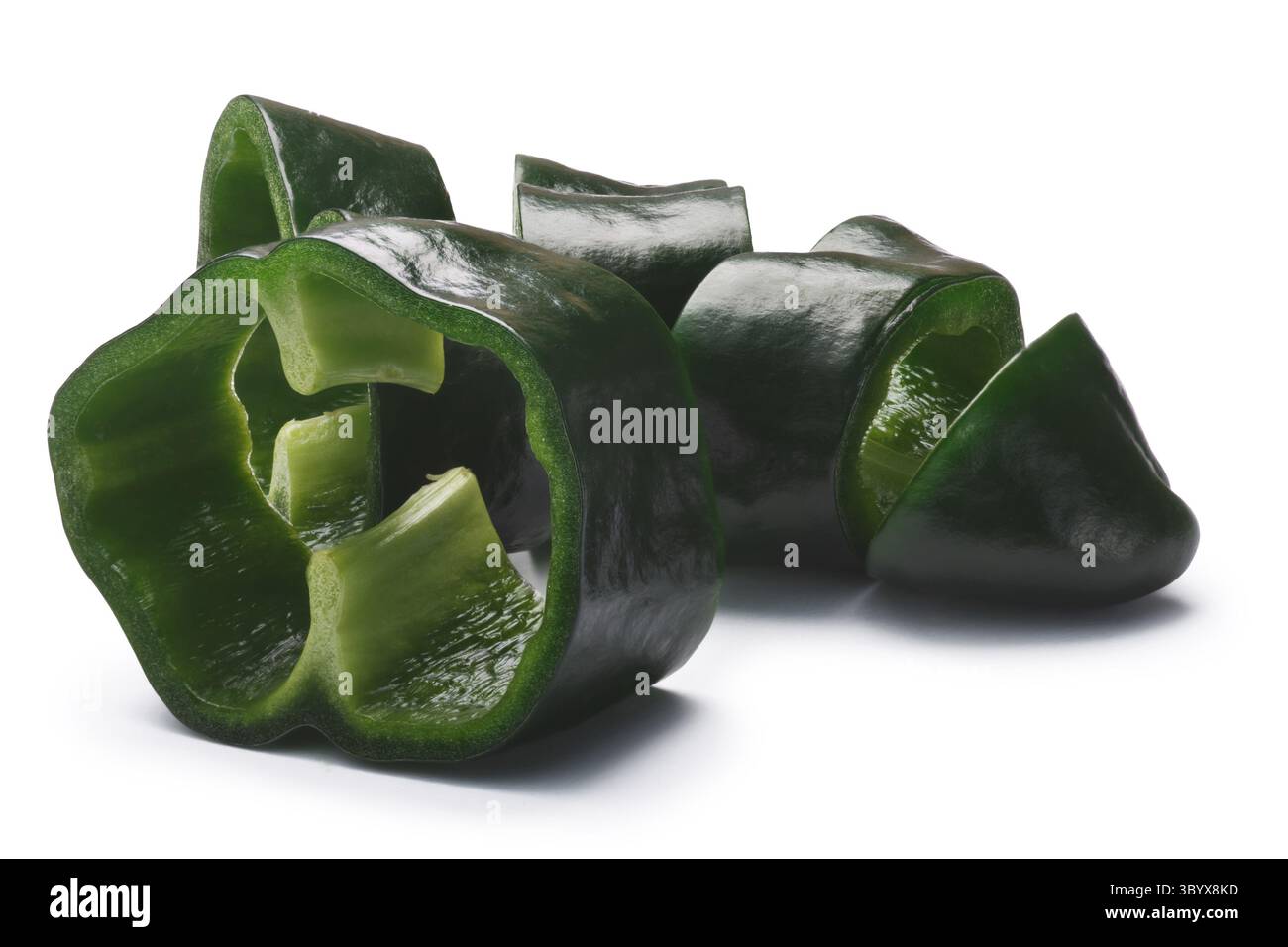 Unreife gehackte Poblano Pfeffer (Capsicum Annuum), auch genannt Ancho, wenn Sie reif ist. New Mexico (Numex) Chile. Schneidepfade, Schatten getrennt Stockfoto