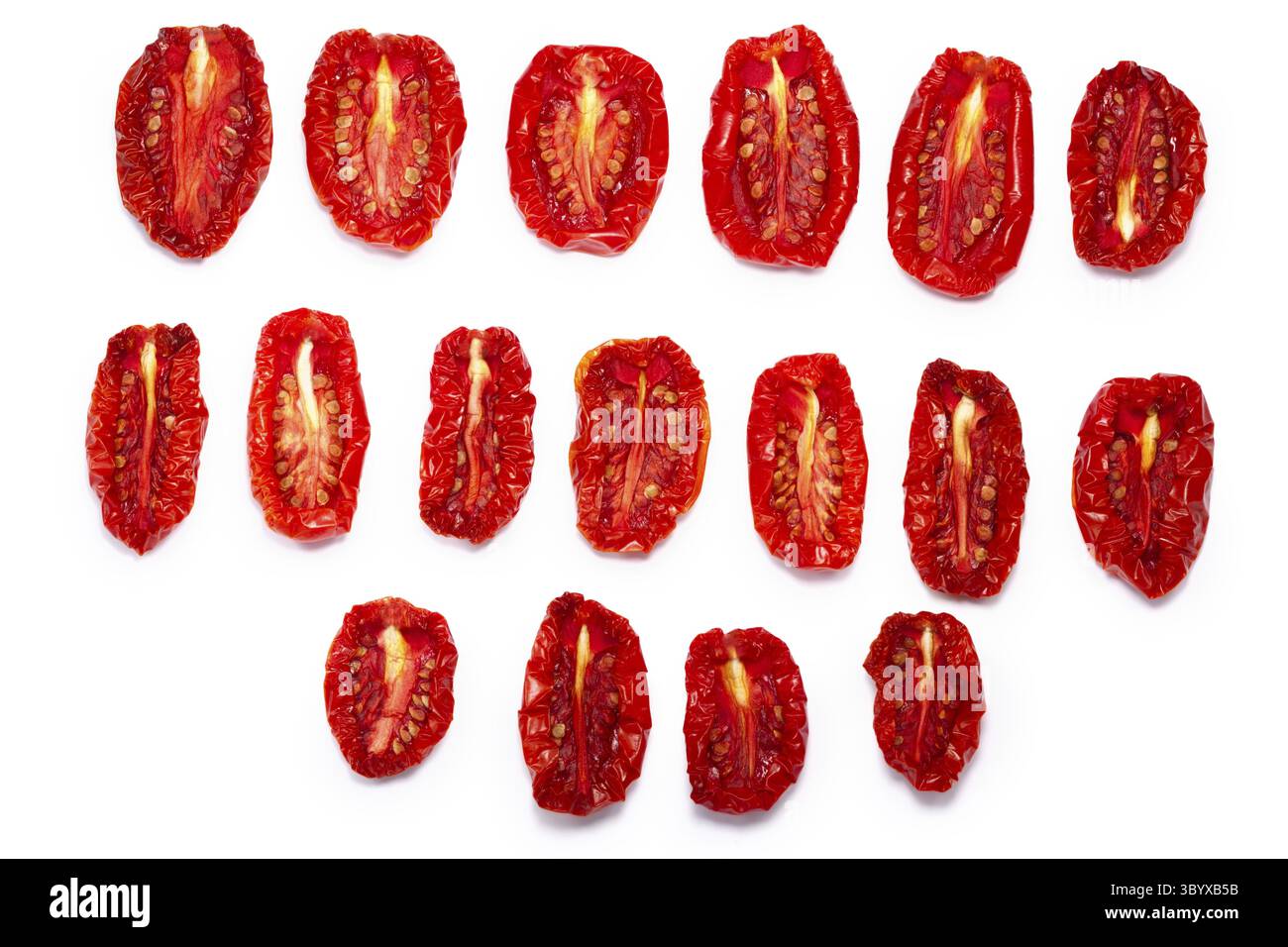 Getrocknete oder getrocknete Tomaten Hälften, Draufsicht, verschiedene Formen und Größen, Samen. Schneidepfade, Schatten getrennt Stockfoto