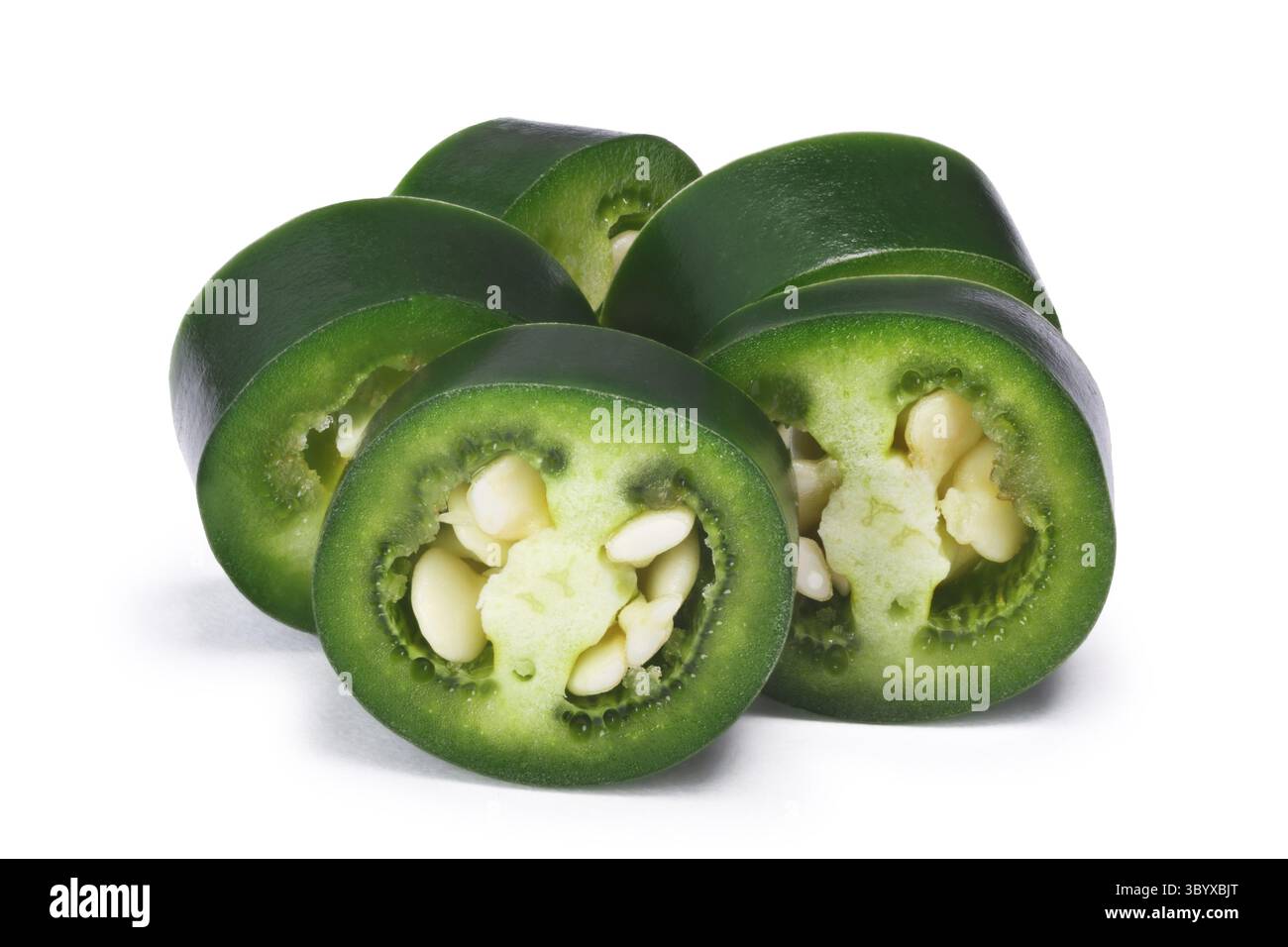 Grüne unreife hot Serrano Chili Peppers (Capsicum Annuum). Schneidepfade, Schatten getrennt Stockfoto