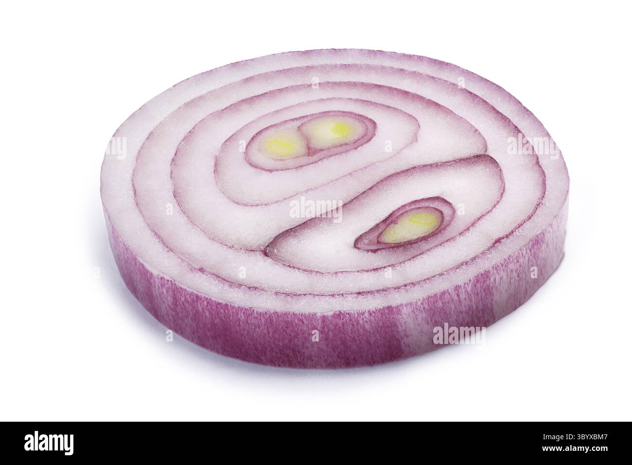 Rot lila Zwiebel schneiden. Schneidepfade, Schatten getrennt Stockfoto