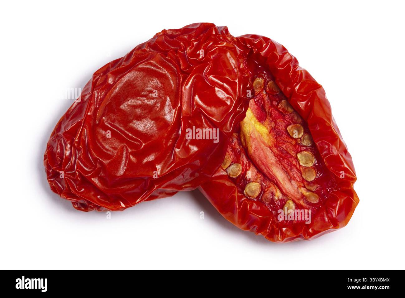 Getrocknete oder getrocknete Tomaten Hälften, Ansicht von oben. Schneidepfade, Schatten getrennt Stockfoto