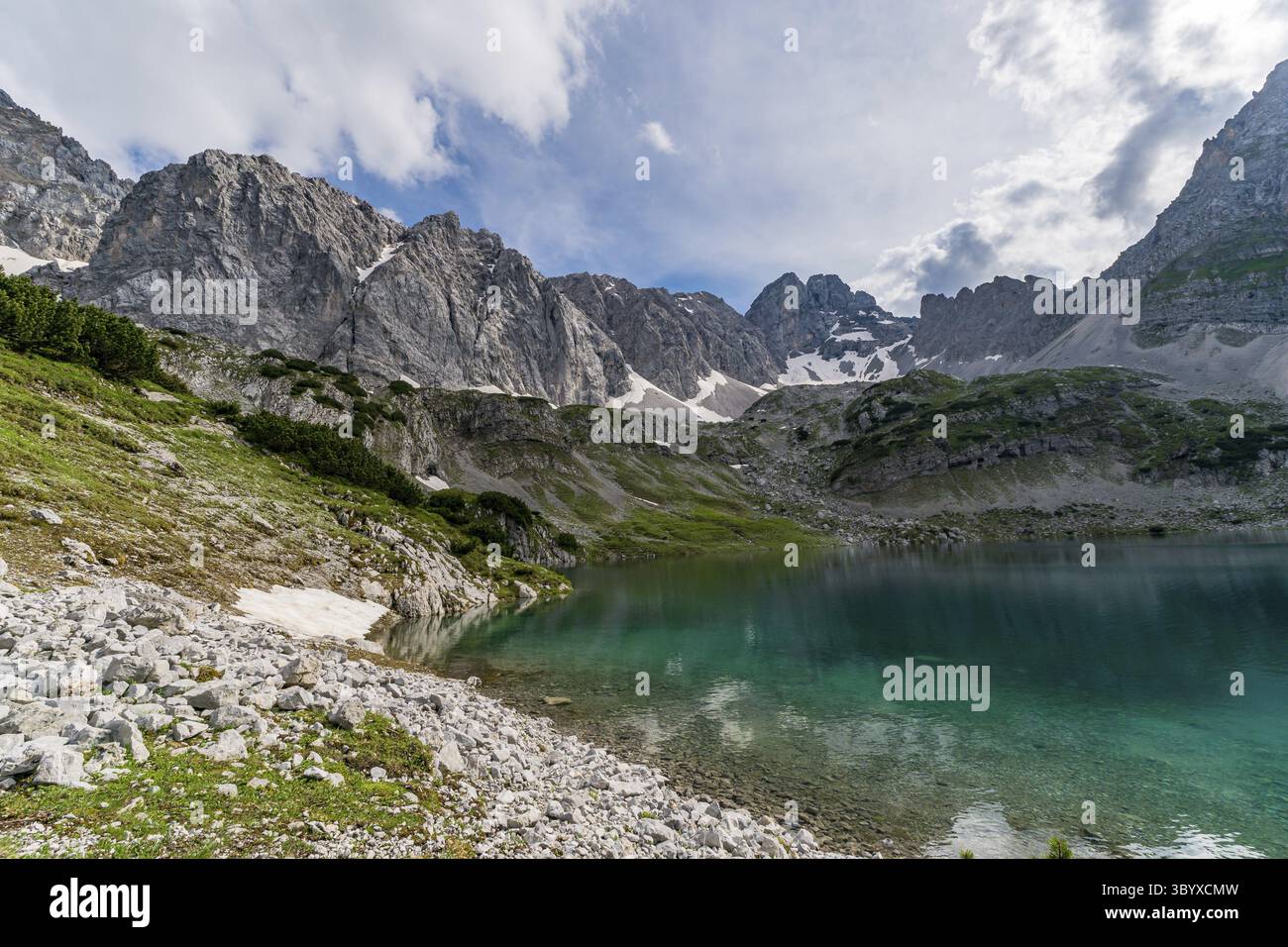 Panoramatour in Ehrwald über das Tajatorl zum Drachensee, Coburger Hütte und Seebensee in der Tiroler Zugspitz Arena Stockfoto