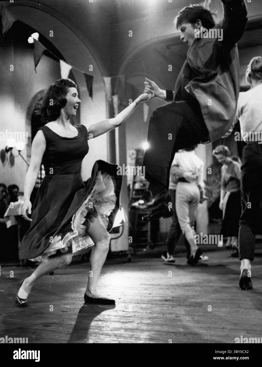 2. Januar 1959 – London, England, Vereinigtes Königreich – Moderne Jugend hat ihre Füße fest auf dem Boden, außer beim Jiving. Die akrobatische Tanzsequenz in Jive wird von den jungen Schauspielern Vicky Marshal und Joe Phillips, die in der Szene von Serious Charge auftreten, aufgeführt. D.G.M. Eros Film wird in Elstree gedreht, mit Cliff Richards, Andrew Ray, Anthony Quayle und Sarah Churchill. (Kreditbild: © Keystone Press Agency/ZUMA Press Wire) Stockfoto