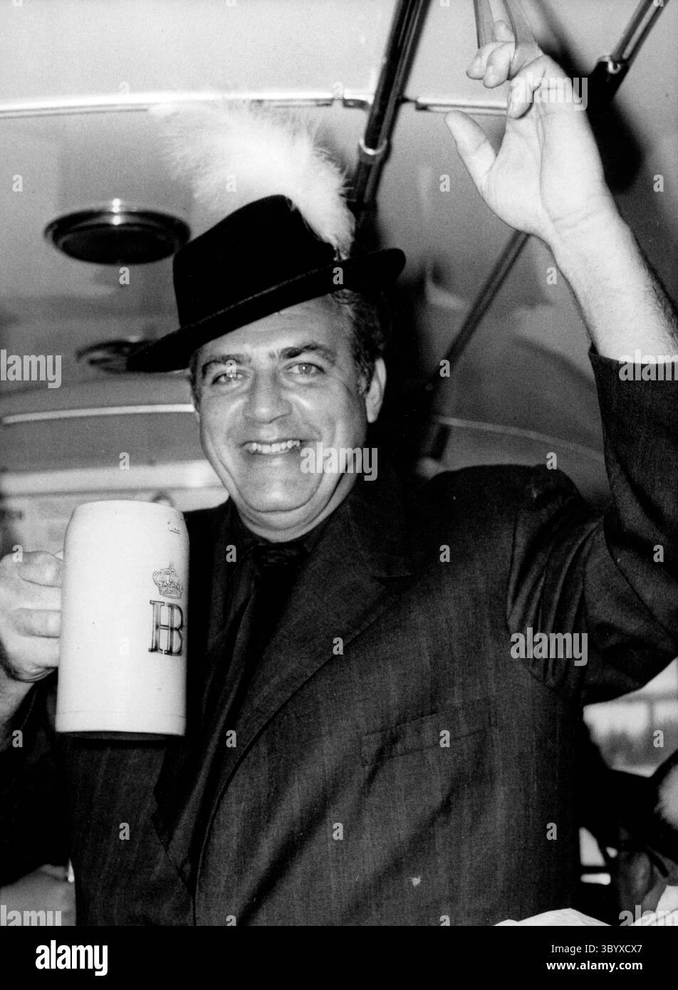 April 1973 - London, England, Vereinigtes Königreich - RAYMOND BURR. Raymond William Stacey Burr (* 21. Mai 1917 C 12. September 1993) war ein kanadischer Emmy-preisgekrönter Schauspieler, der vor allem für seine Rollen in den Fernsehdramen Perry Mason und Ironside bekannt war. Bier trinken. (Kreditbild: © Keystone Press Agency/ZUMA Press Wire) Stockfoto