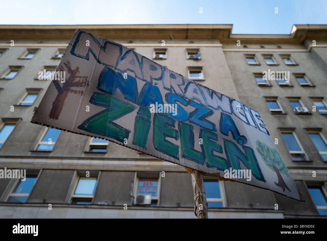 7. Juni 2024, Warschau, Mazowiecka, Polen: Mehrere Dutzend Demonstranten protestieren gegen die Klimapolitik der Regierung und fordern eine sichere Zukunft für die heutige Generation. (Bild: â Jaap Arriens/ZUMA Press Wire) Stockfoto