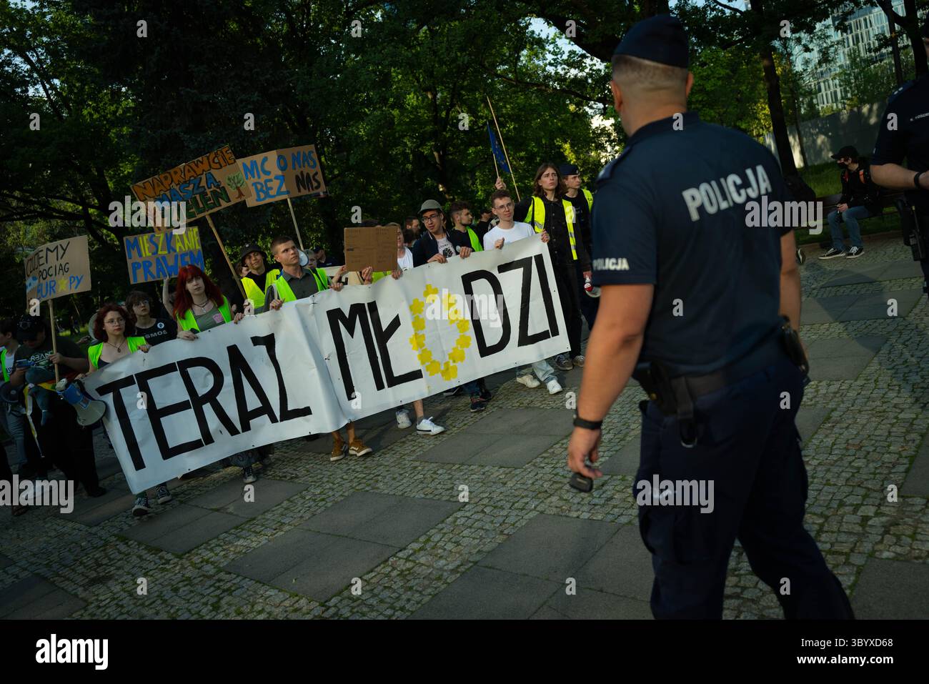 7. Juni 2024, Warschau, Mazowiecka, Polen: Mehrere Dutzend Demonstranten protestieren gegen die Klimapolitik der Regierung und fordern eine sichere Zukunft für die heutige Generation. (Bild: â Jaap Arriens/ZUMA Press Wire) Stockfoto
