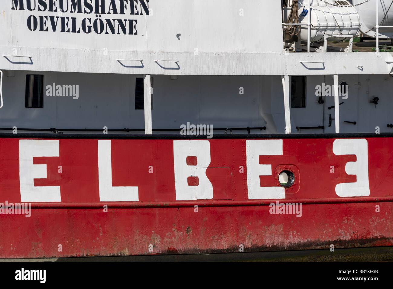 Teilansicht des historischen Leuchtschiffes Elbe 3 mit markanter weißer Schrift auf rotem Rumpf, weißer Überbau mit schwarzer Inschrift Museumshafen Stockfoto