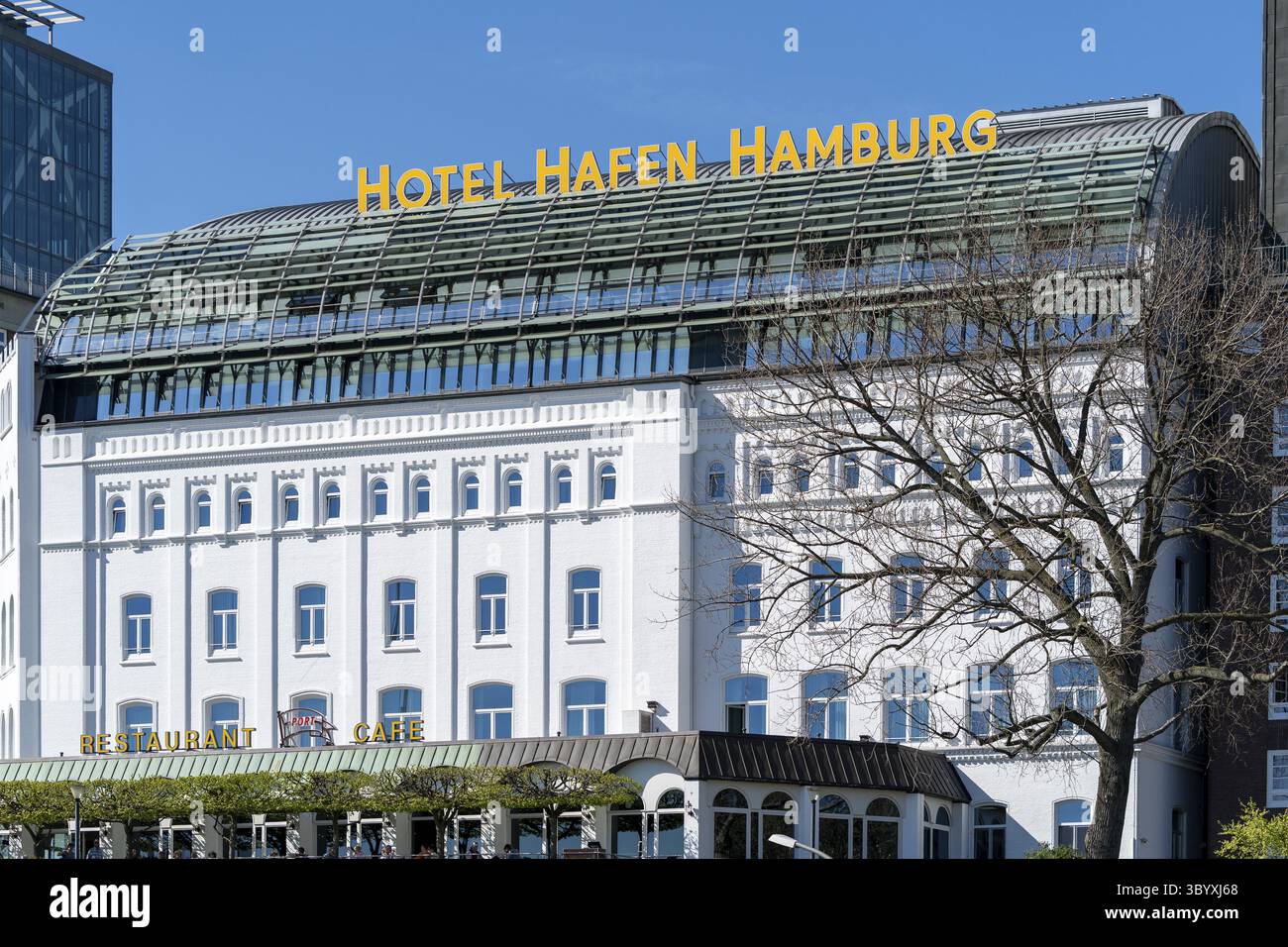 Hotel Hafen Hamburg, klassisches Hotelgebäude mit modernem Glasdach, ehemaliges Seemannsheim, 4-Sterne-Komfort, maritimes Design, St. Pauli, Hamburg, Deutschland Stockfoto