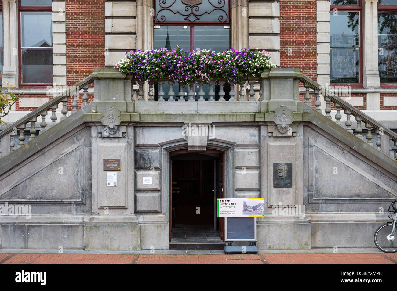 Monumentales Rathaus und Platz von Wetteren, Ostflandern, Belgien 5. Juli 2025 Stockfoto