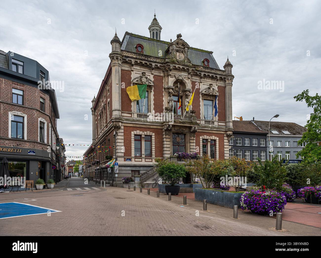Monumentales Rathaus und Platz von Wetteren, Ostflandern, Belgien 5. Juli 2025 Stockfoto