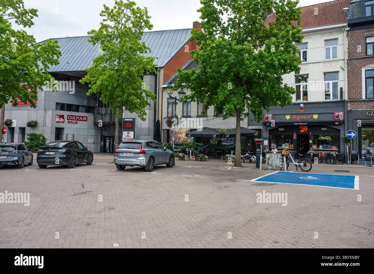 Markt oder alter Marktplatz im Stadtzentrum von Wetteren, Ostflandern, Belgien 5. Juli 2025 Stockfoto