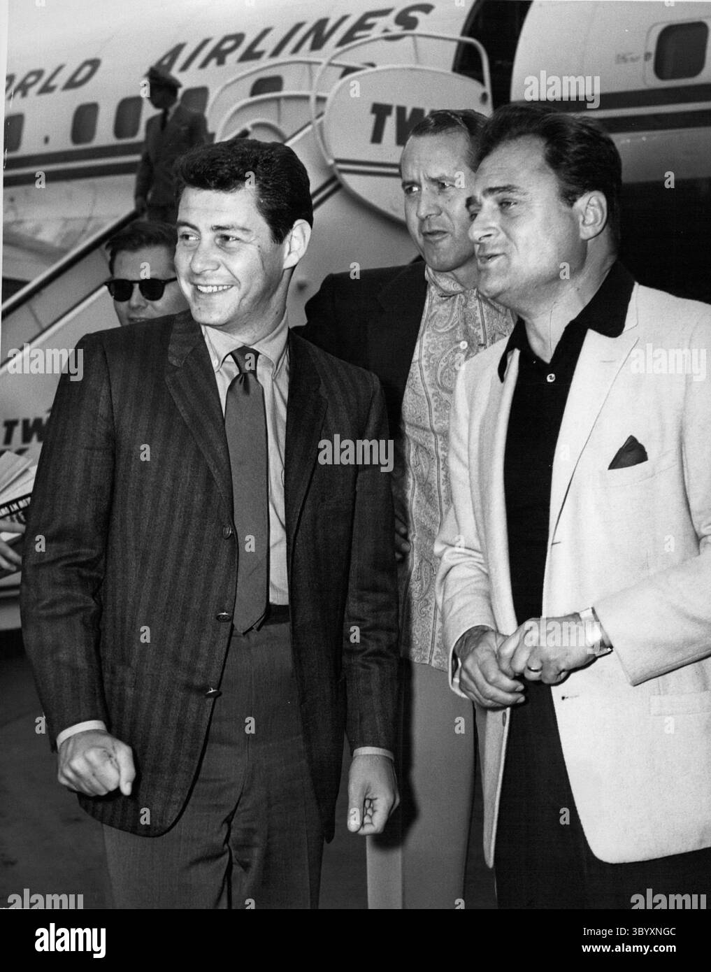 14. Dezember 1965 - Idlewild Airport, N.Y. September 8 singender Star Eddie Fisher (links) kam heute Morgen über TWA aus Los Angeles hierher, um heute Abend bei einer Benefizshow für Long Island Hospitals auf dem Roosevelt Raceway zu erscheinen. Begrüßung sind Tex Mccbaby, (Mitte) und Mike Todd, Produzent der Show. (Kreditbild: © Keystone Press Agency/ZUMA Press Wire) Stockfoto