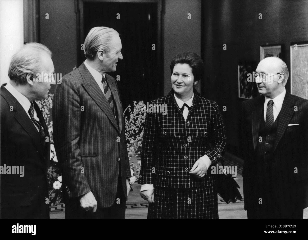 15. Dezember 1965 - Simone Veil in Bonn - zu einem dreitägigen ersten Besuch kam die Präsidentin des Europäischen Parlaments, Simone Veil, nach Bonn. Frau Veil hatte Konsultationen mit den Vorsitzenden der im Bundestag vertretenen Parteien sowie mit dem Bundespräsidenten der Bundesrepublik Deutschland, Karl Carstens. OPS; Bundespräsident Karl Carstens (KARL CARSTENS) (zweite von links), Simone Veil (SIMONE VEIL) und Hans Katzer (HANS KATZER, rechts) (Bild: © Keystone Press Agency/ZUMA Press Wire) Stockfoto