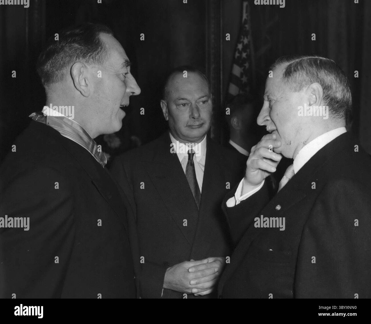 15. Dezember 1965 - US-Botschafter investiert Vizeadmiral Sir W. G. Andrews, den amerikanischen Botschafter am Hof von St. James', Winthrop W. Aldrich, investierte Lt. Colonel James P. Carne vom Gloucestershire-Regiment mit dem Distinguished Service Cross und verlieh die Verdienstlegion an andere britische Offiziere für ihren Dienst bei den Vereinten Nationen in Korea, während einer Investitur in der Ambassador's Residence 14, Prince's Gate, London, heute Morgen. November. Fotoshows: US-Botschafter Winthrop W. Aldrich (rechts) und der Herzog von Gloucester (Mitte), unterhalten sich mit Vizeadmiral Sir Willi Stockfoto