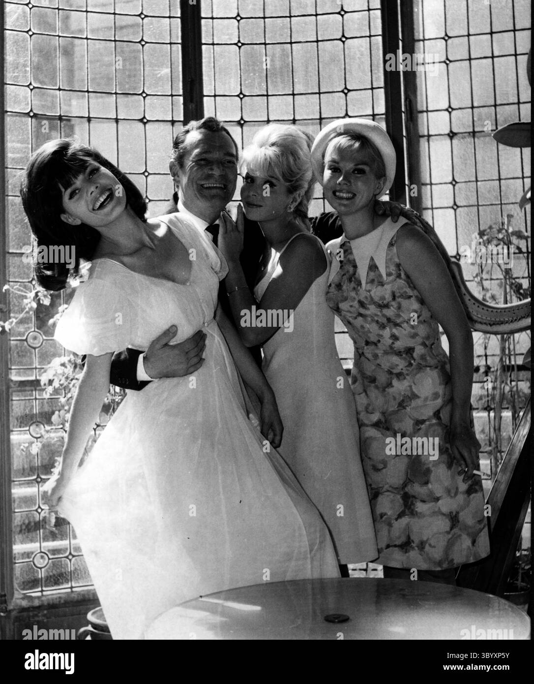 1. April 1965: EDDIE CONSTANTINE (* 29. Oktober 1917 in Los Angeles, Kalifornien, 25. Februar 1993 in Wiesbaden) war ein französischer Schauspieler und Sänger, der seine Karriere in Europa verbrachte. (Kreditbild: © Keystone Press Agency/ZUMA Press Wire) Stockfoto