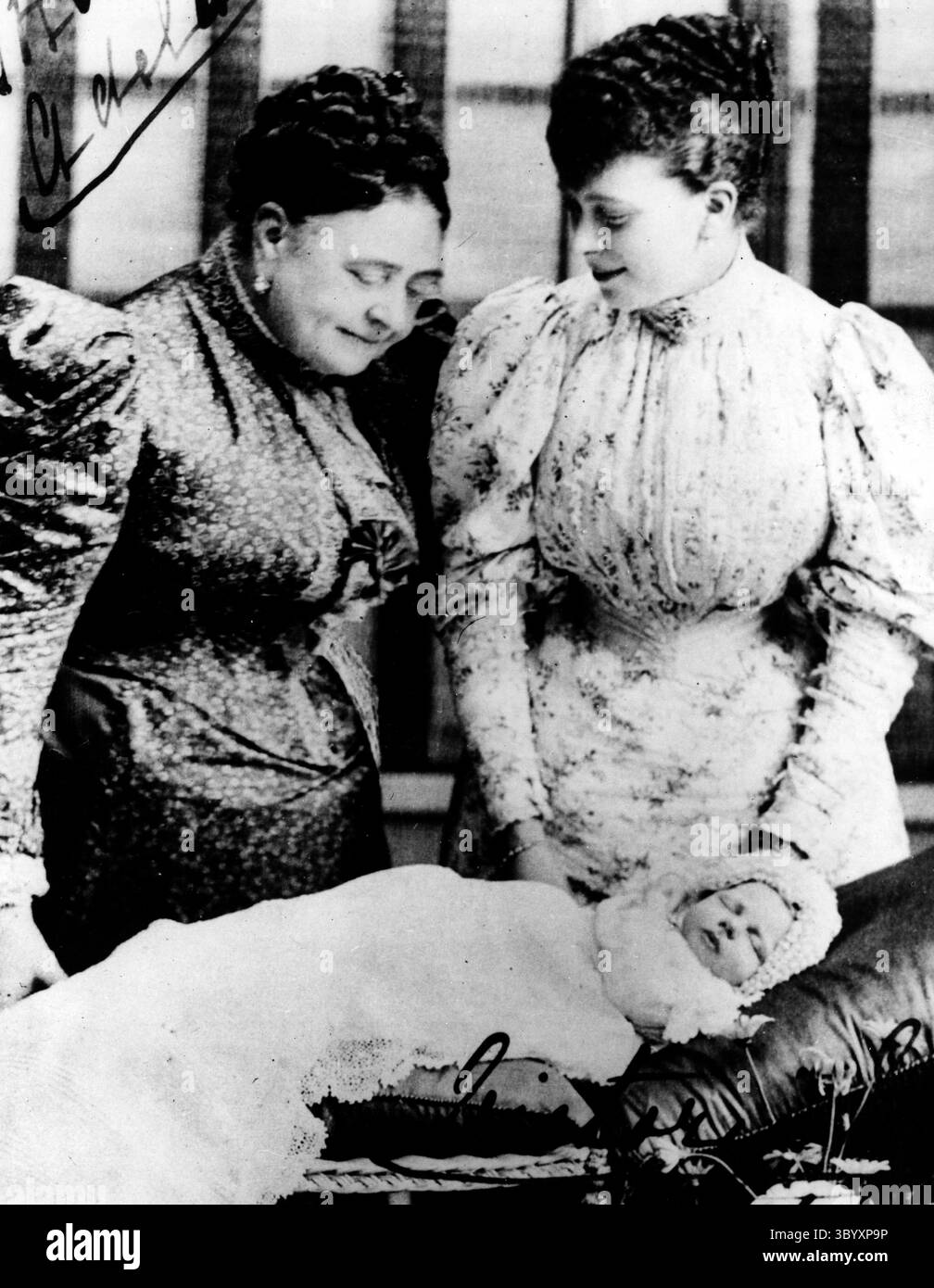 April 1957 - London, England, Vereinigtes Königreich - EGON BAHR als Baby. Egon Karlheinz Bahr (* 18. März 1922) ist ein ehemaliger deutscher Politiker der SPD. (Kreditbild: © Keystone Press Agency/ZUMA Press Wire) Stockfoto