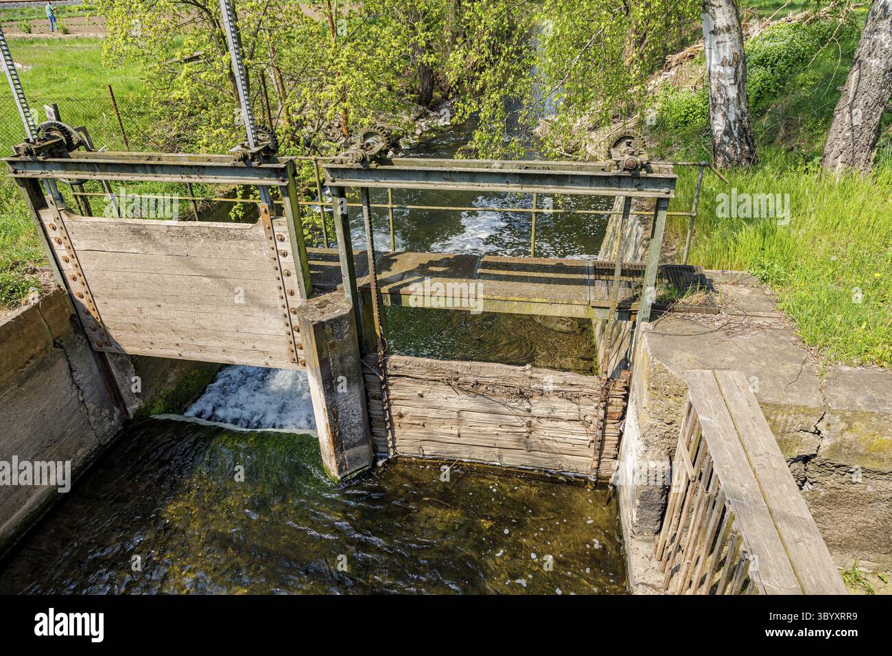 Weir-System an der Orla zur Regulierung des Wasserstandes einer Mühle in Thüringen Stockfoto