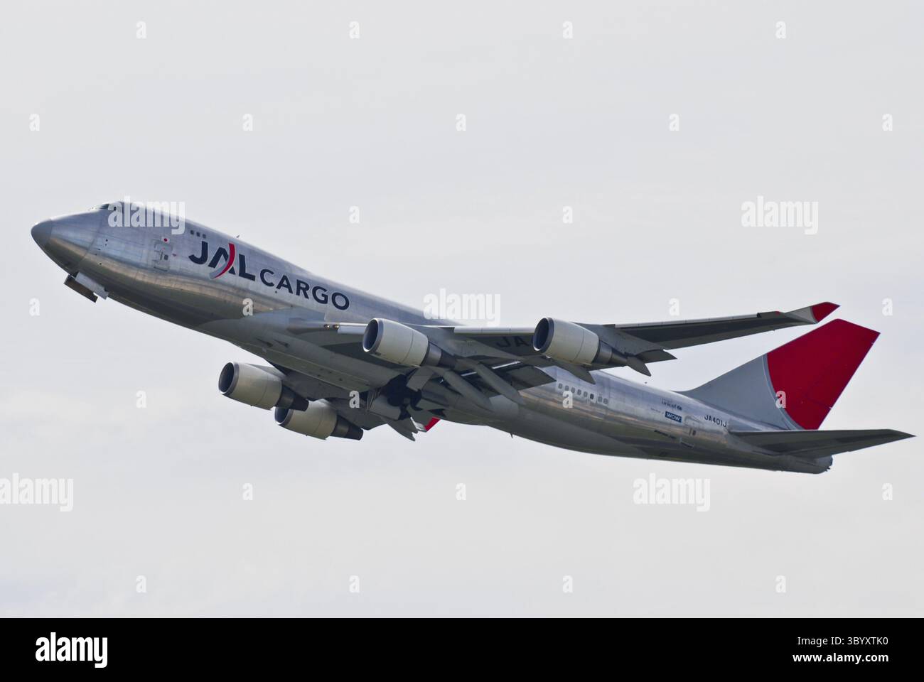 Ein Flieger der JAL Cargo beim Start Stockfoto