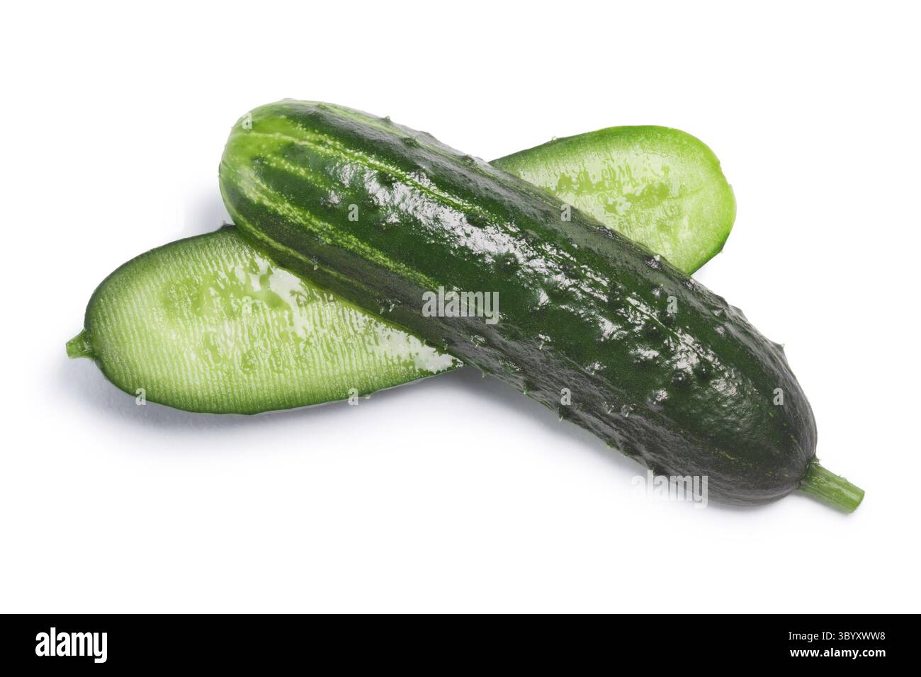 Hälften frischer Gurke (Cucumis Sativus), quer, Top Aussicht. Schneidepfade, Schatten getrennt Stockfoto