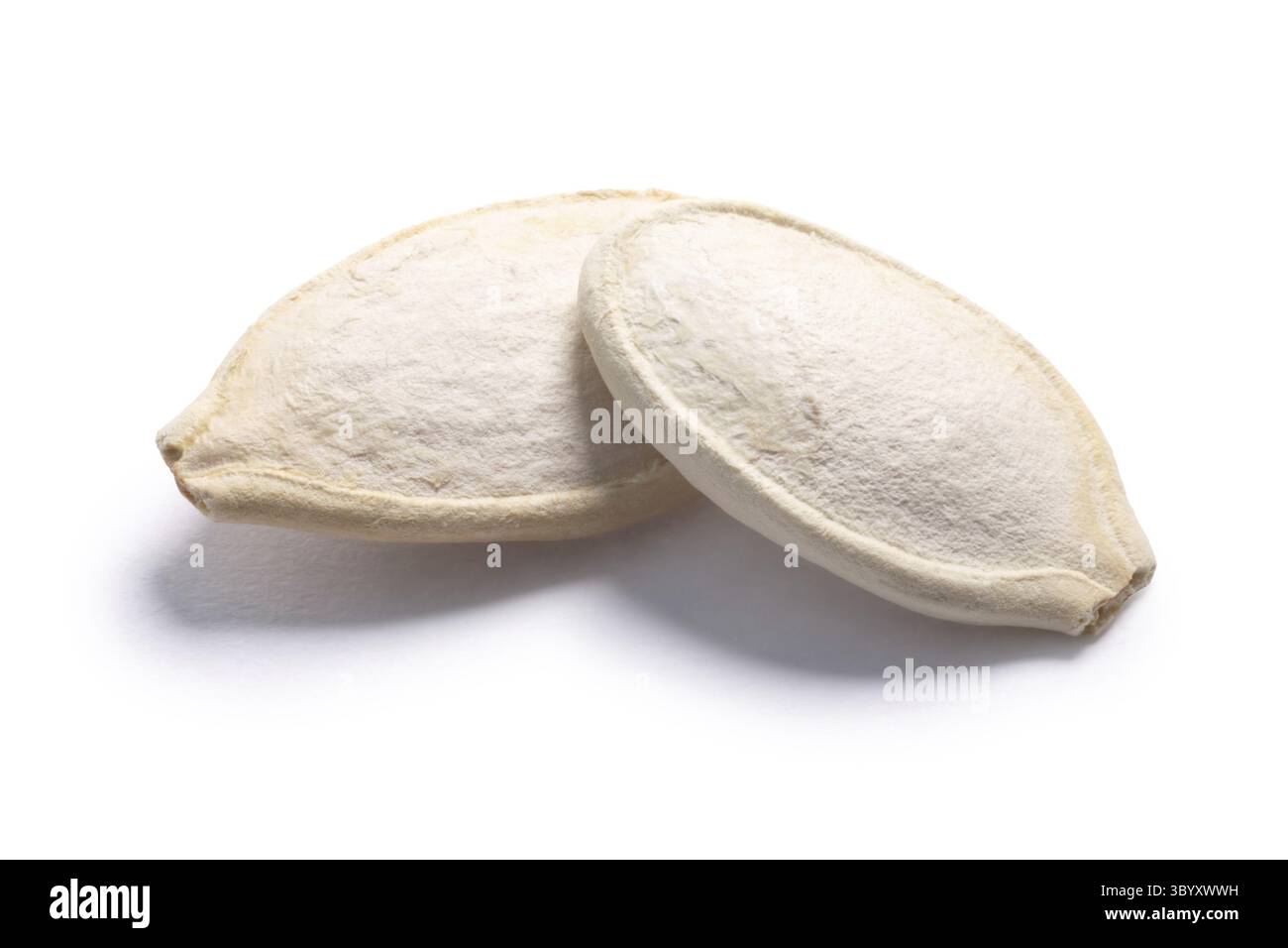 Pepita, Kürbiskerne (Cucurbita pepo), mit Muscheln. Beschneidungspfade, Schatten getrennt Stockfoto