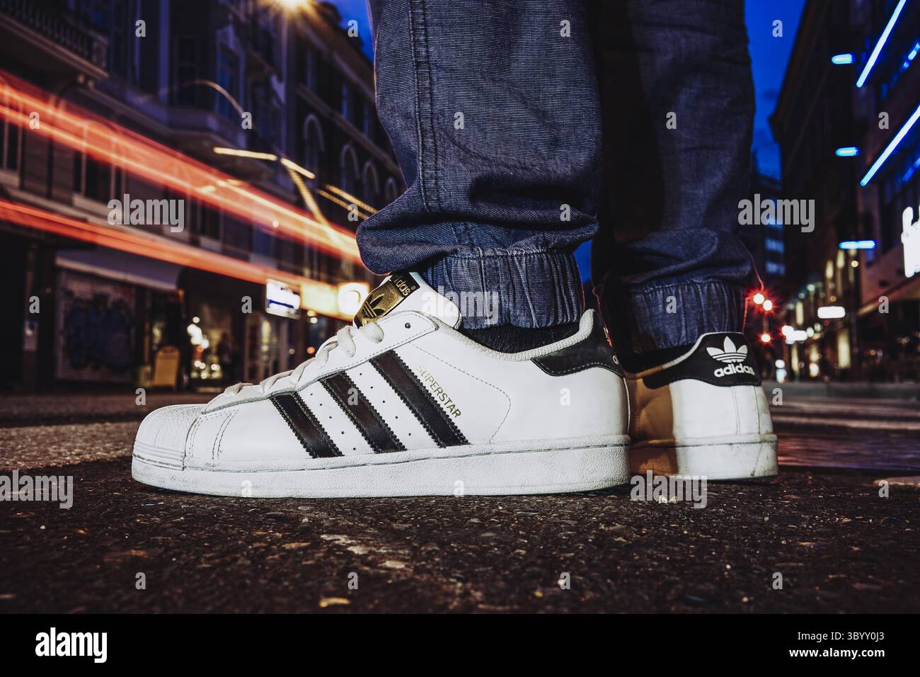 13. April 2014 – Kopenhagen, Dänemark – Adidas Originals bringt den Superstar-Schuh zurück, der 1969 auf den Markt kam. Der neue Superstar Deluxe kommt in weiß/Schwarz mit goldener Zunge. ....Adidas hat bei dem Versuch, sein dreistreifiges Markenzeichen in der EU zu erweitern, keinen Erfolg gehabt, nachdem ein Gericht entschieden hatte, dass es nicht â€ œdistinctiveâ€ ausreichte..... Das Unternehmen habe nicht â œprove, dass diese Marke im gesamten Gebiet der EU nach der Verwendung von itâ€ Unterscheidungskraft erworben habe , erklärte das Gericht der EU am Mittwoch..... Das dreistreifige Logo mit Stockfoto