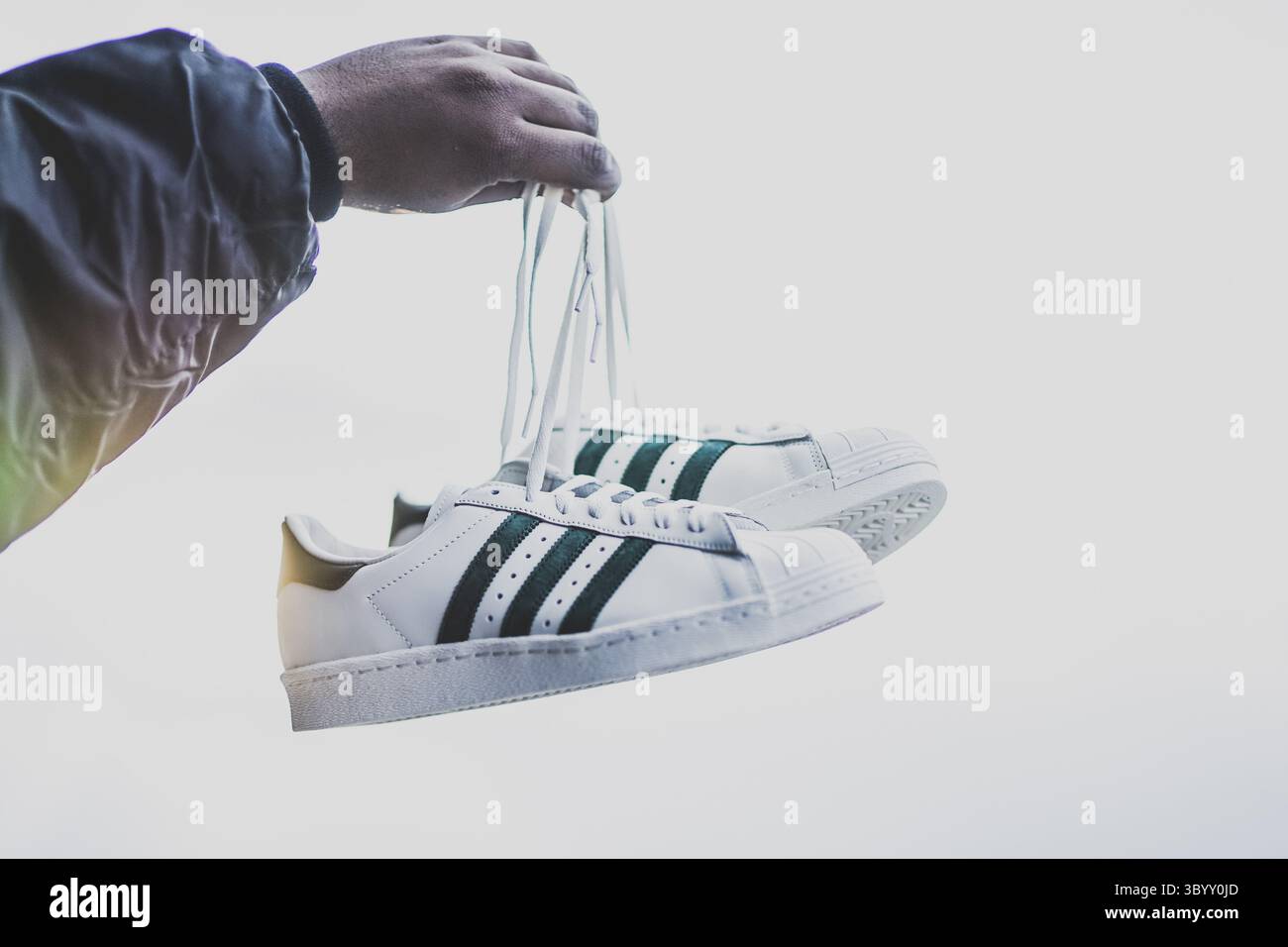 20. April 2014: Adidas Originals bringt den Superstar Schuh zurück, der 1969 auf den Markt kam. Die neuen Superstar Deluxe kommen in weiß/Grün und weiß/Schwarz mit einer goldgestanzten Zunge. ....Adidas hat bei dem Versuch, sein dreistreifiges Markenzeichen in der EU zu erweitern, keinen Erfolg gehabt, nachdem ein Gericht entschieden hatte, dass es nicht â€ œdistinctiveâ€ ausreichte..... Das Unternehmen habe nicht â œprove, dass diese Marke im gesamten Gebiet der EU nach der Verwendung von itâ€ Unterscheidungskraft erworben habe , erklärte das Gericht der EU am Mittwoch..... Das dreistreifige Logo war fi Stockfoto