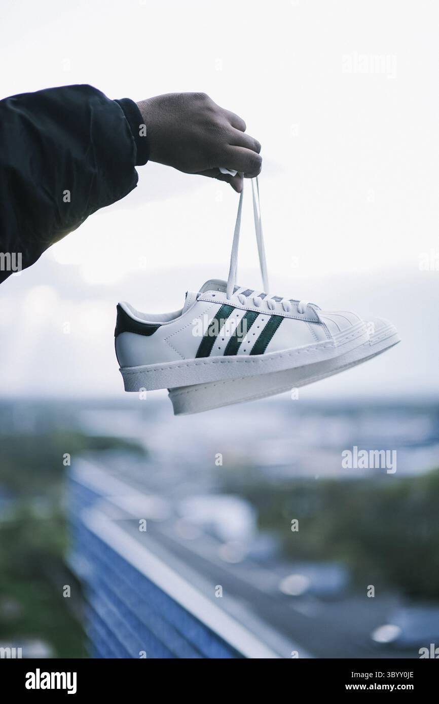 20. April 2014: Adidas Originals bringt den Superstar Schuh zurück, der 1969 auf den Markt kam. Die neuen Superstar Deluxe kommen in weiß/Grün und weiß/Schwarz mit einer goldgestanzten Zunge. ....Adidas hat bei dem Versuch, sein dreistreifiges Markenzeichen in der EU zu erweitern, keinen Erfolg gehabt, nachdem ein Gericht entschieden hatte, dass es nicht â€ œdistinctiveâ€ ausreichte..... Das Unternehmen habe nicht â œprove, dass diese Marke im gesamten Gebiet der EU nach der Verwendung von itâ€ Unterscheidungskraft erworben habe , erklärte das Gericht der EU am Mittwoch..... Das dreistreifige Logo war fi Stockfoto