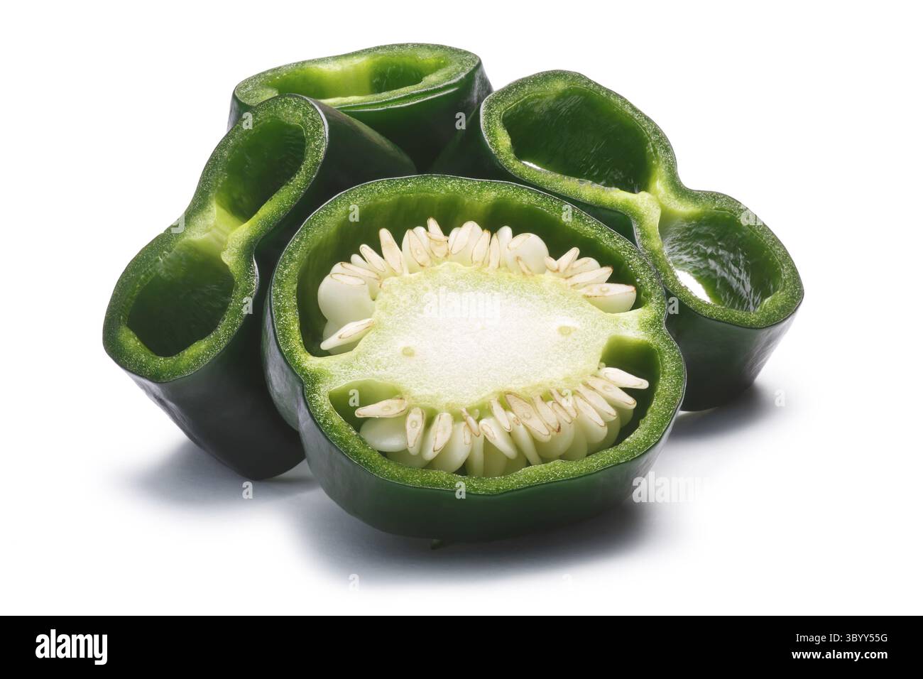 Unreif geschnitten Poblano Pfeffer (Capsicum Annuum), auch genannt Ancho, wenn Sie reif ist. New Mexico (Numex) Chile. Schneidepfade, Schatten getrennt Stockfoto