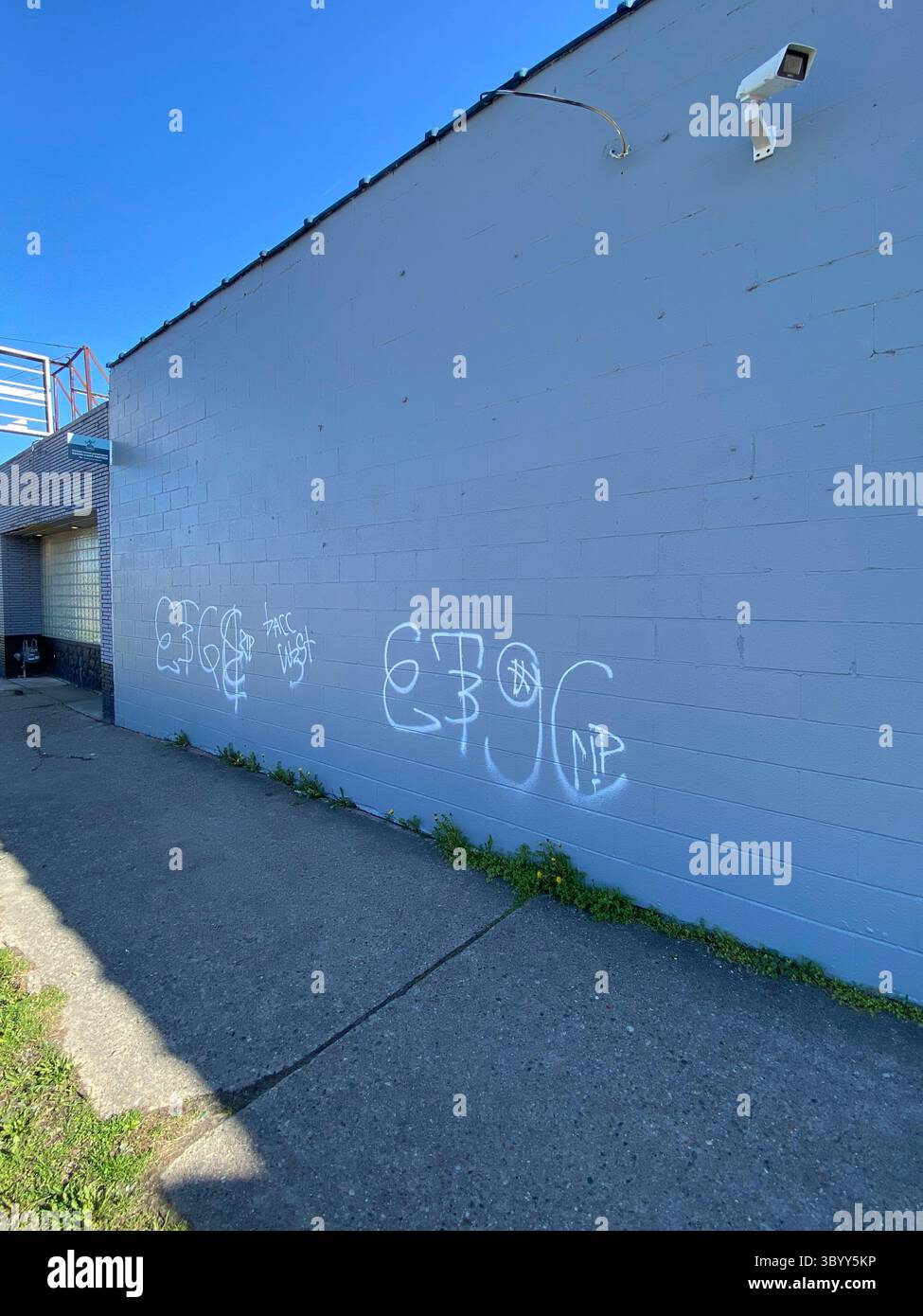 W7M ScoreGang Crips, eine Detroit-basierte Crips-Untergruppe, ausgesprochen „West Seven Mile Sko-Gang Krips“ oder „Dub Seven M Sko-Gang Krips“ - Smartphone-aufgenommenes Stockfoto