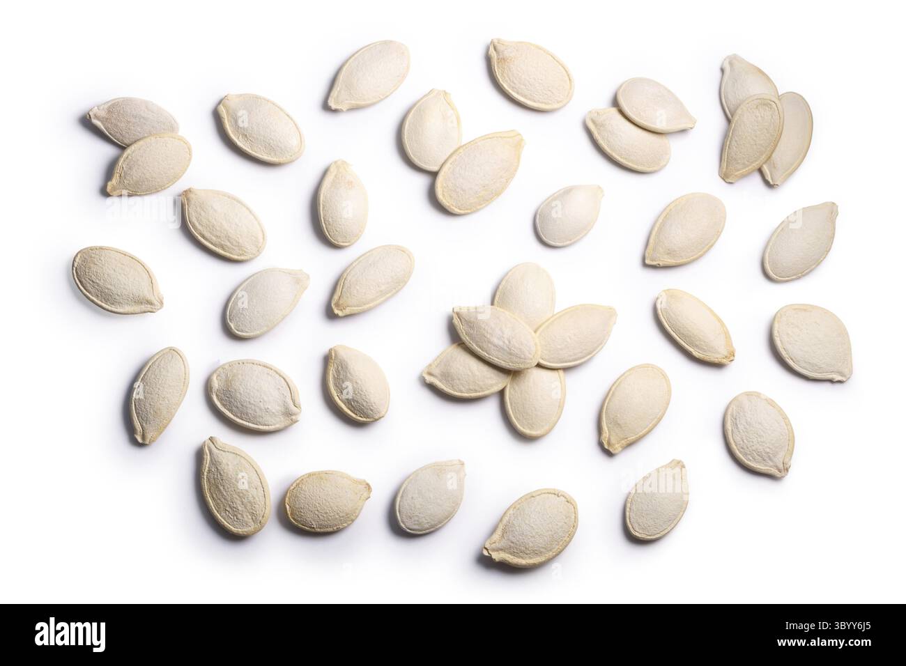 Pepita, Kürbiskerne (Cucurbita pepo), mit Muscheln, Ansicht von oben. Beschneidungspfade, Schatten getrennt Stockfoto
