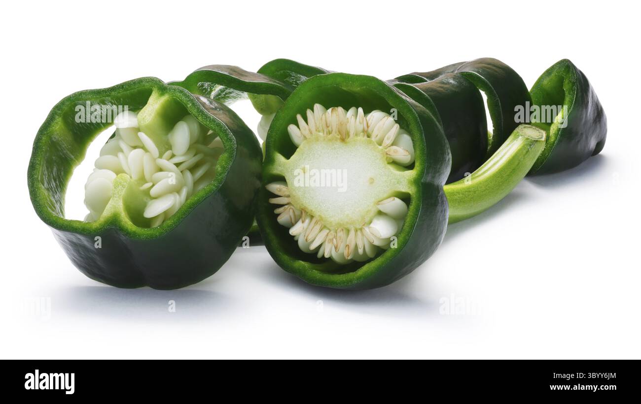 Unreife gehackte Poblano Pfeffer (Capsicum Annuum), auch genannt Ancho, wenn Sie reif ist. New Mexico (Numex) Chile. Schneidepfade, Schatten getrennt Stockfoto