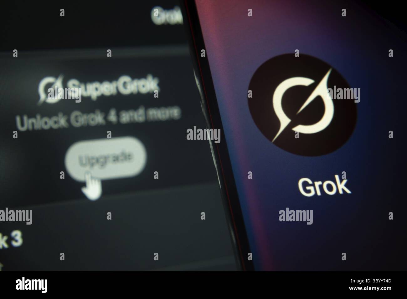 SuperGrok Upgrade-Schnittstelle mit Grok App wird auf dem Smartphone deutlich sichtbar angezeigt Stockfoto