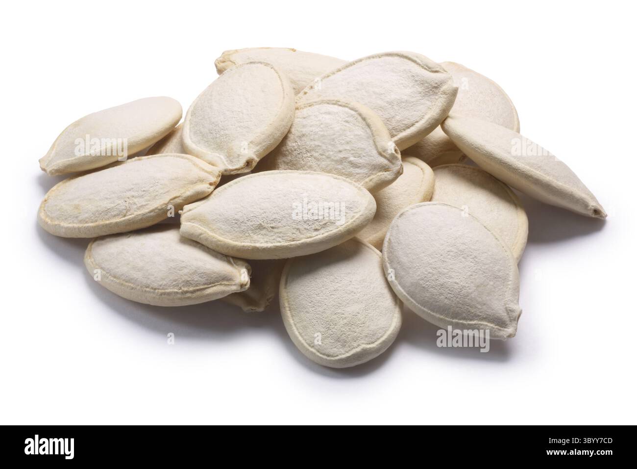 Pepita, Kürbiskerne (Cucurbita pepo), mit Muscheln, Haufen. Beschneidungspfade, Schatten getrennt Stockfoto