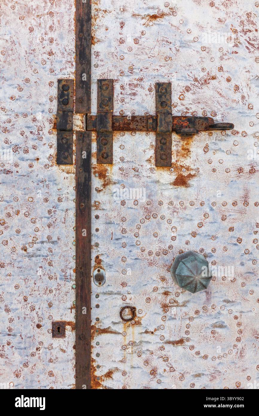 Rostiges Türschloss, alte Kirchentür, Pyrgos, Insel Santorin, Kykladen, Griechenland Stockfoto