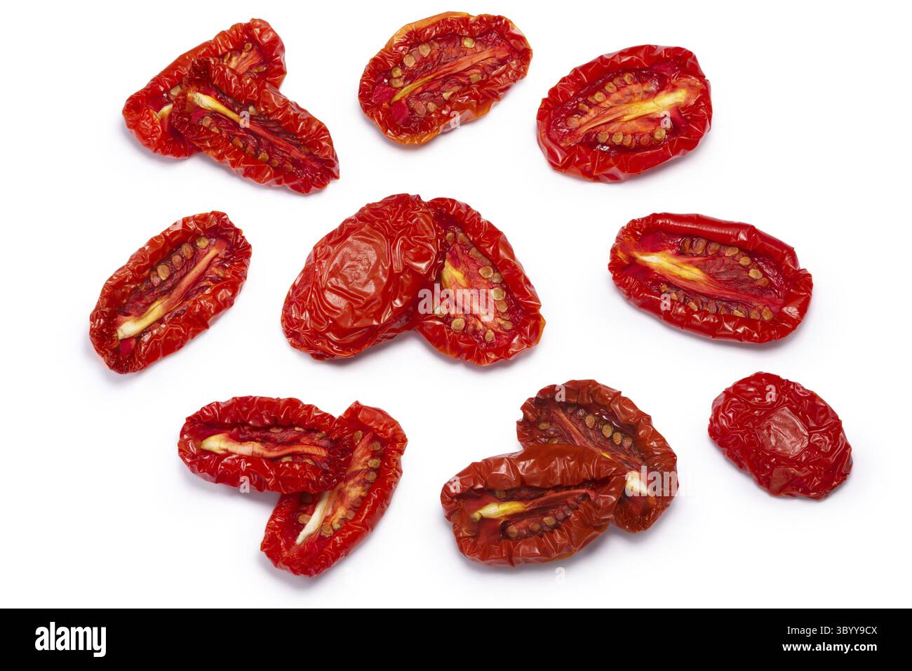Getrocknete oder getrocknete Tomaten Hälften, Draufsicht, Singles und Paare. Schneidepfade, Schatten getrennt Stockfoto