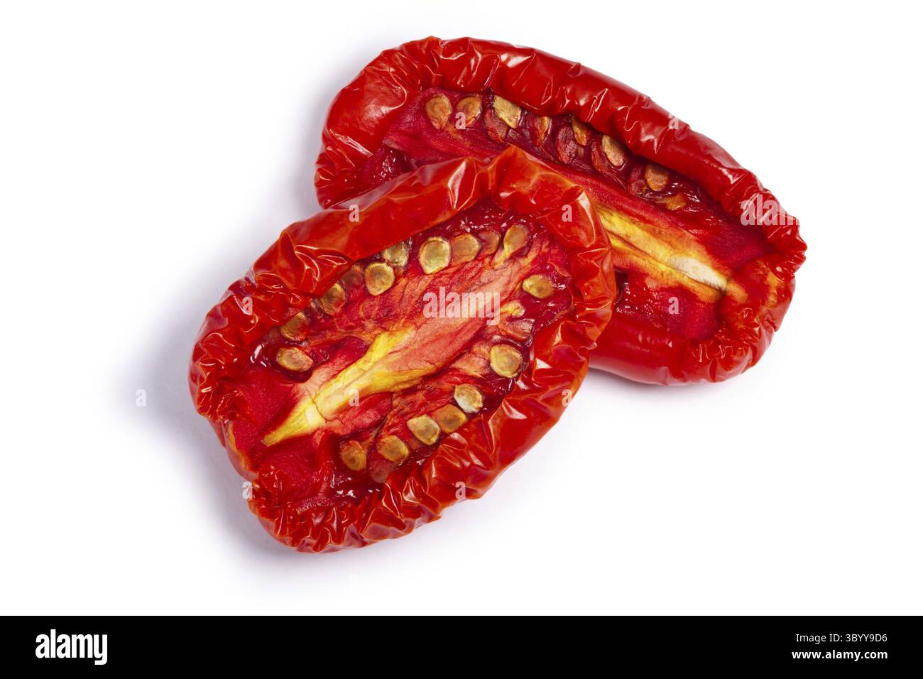 Getrocknete oder getrocknete Tomaten Hälften, Ansicht von oben. Schneidepfade, Schatten getrennt Stockfoto